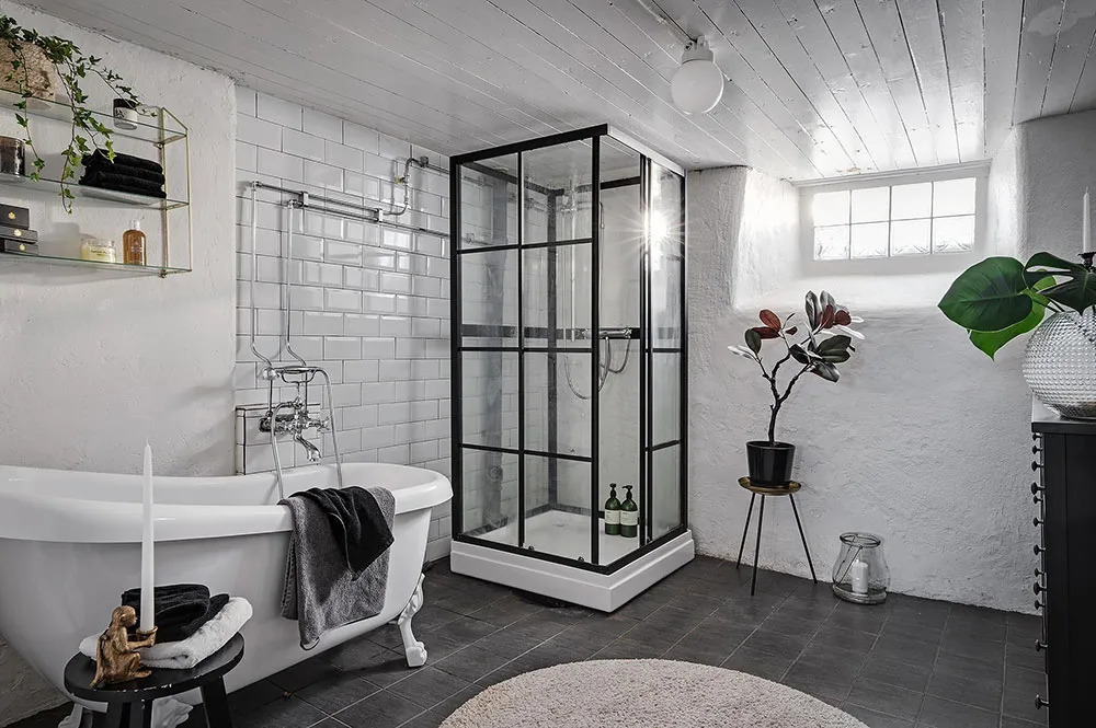 Villa blanche en Suède avec intérieurs noir et blanc - Gallery image 33