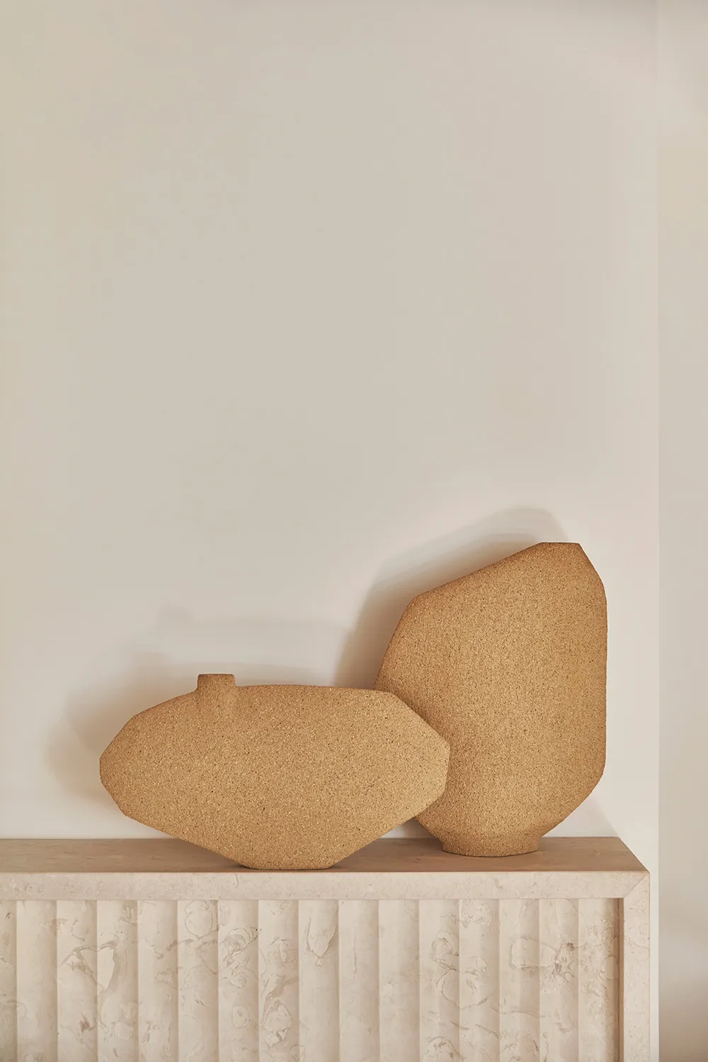 Surowe belki i wyrafinowany dekor: mieszkanie na dachu w Paryżu - Gallery image 11