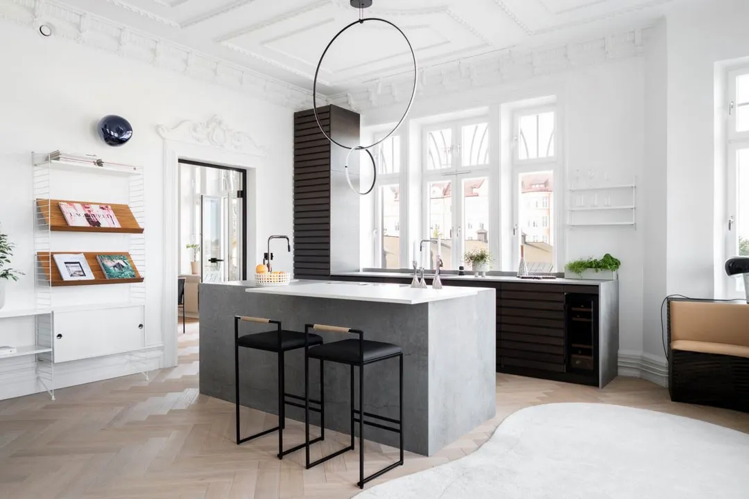 Рояль, чорні акценти та ліпіна: незвичайна квартира в Стокгольмі - Gallery image 3