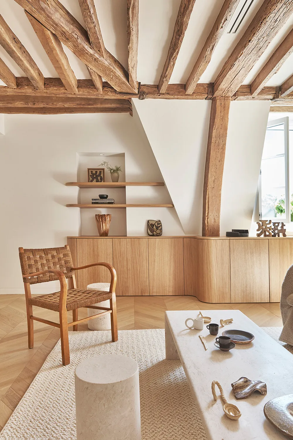 Surowe belki i wyrafinowany dekor: mieszkanie na dachu w Paryżu - Gallery image 2
