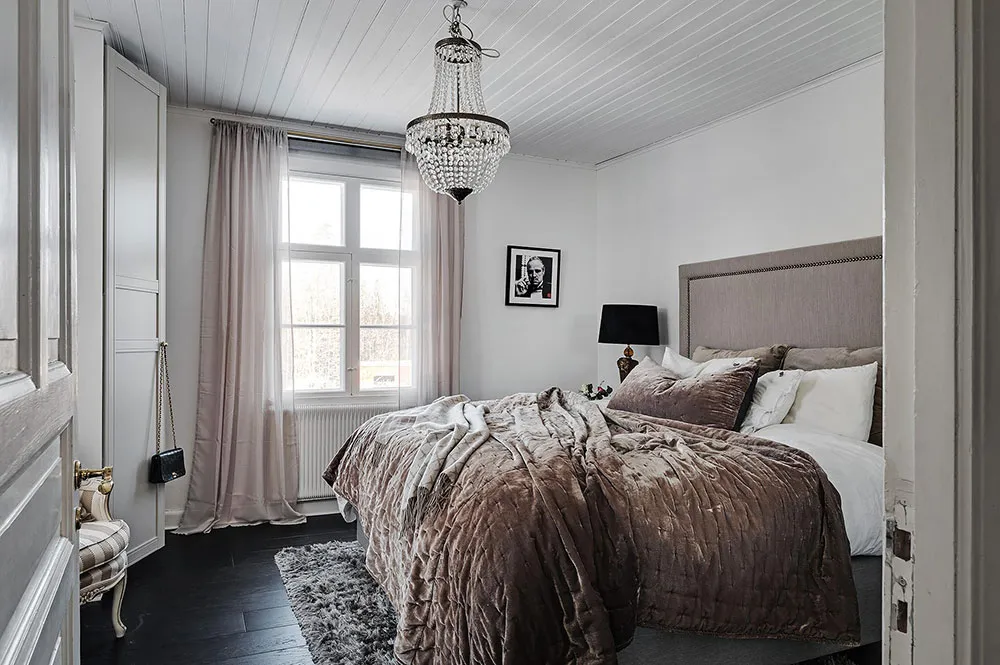 Villa blanche en Suède avec intérieurs noir et blanc - Gallery image 18