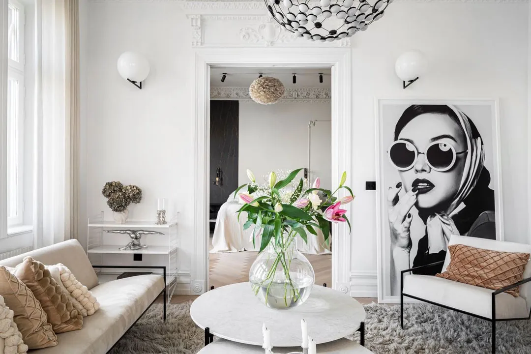 Рояль, чорні акценти та ліпіна: незвичайна квартира в Стокгольмі - Gallery image 2