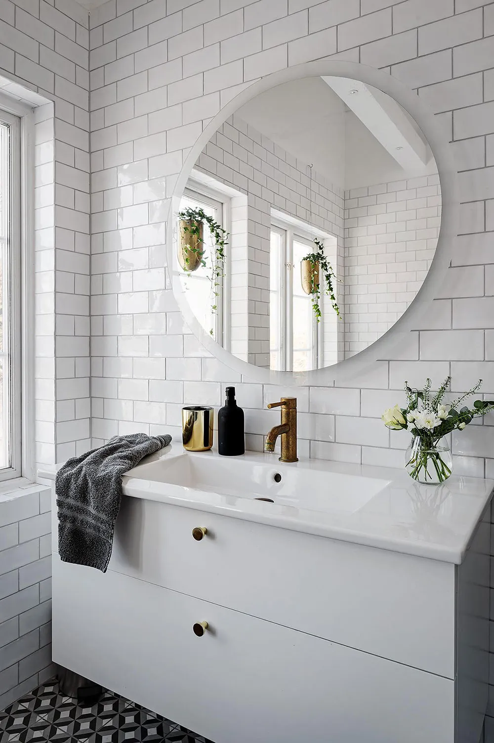 Villa blanche en Suède avec intérieurs noir et blanc - Gallery image 30