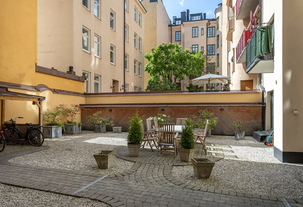 Темний під і біла меблі: квартира в Стокгольмі (90 кв. м) - Gallery image 29