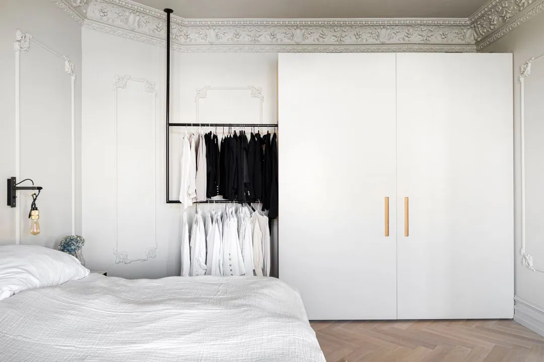 Рояль, чорні акценти та ліпіна: незвичайна квартира в Стокгольмі - Gallery image 16