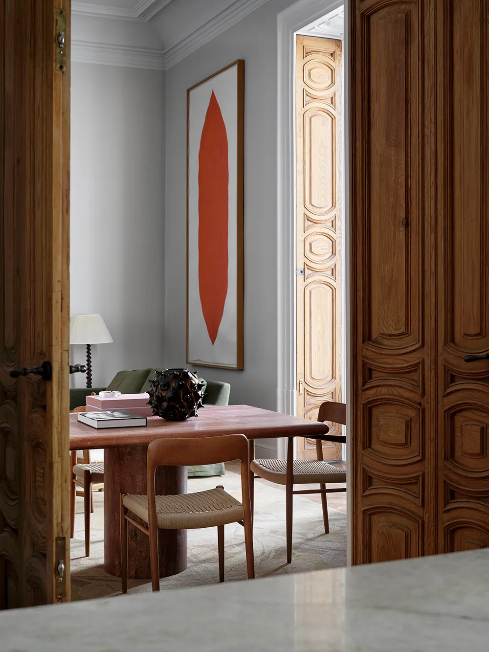 Arte del pasado y la modernidad en el diseño de apartamentos en Madrid - Gallery image 15