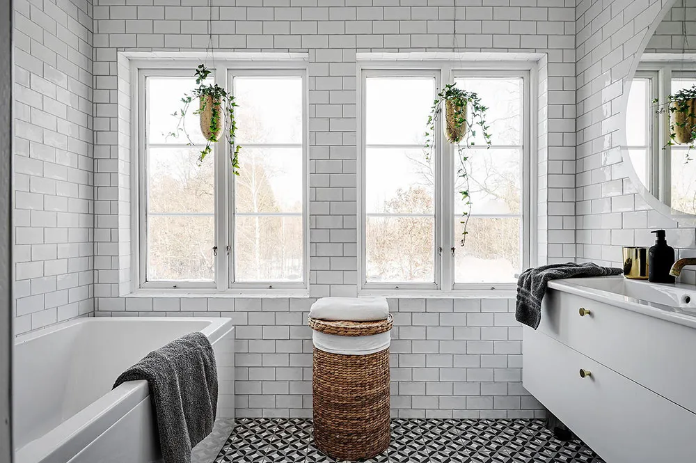 Villa blanche en Suède avec intérieurs noir et blanc - Gallery image 28