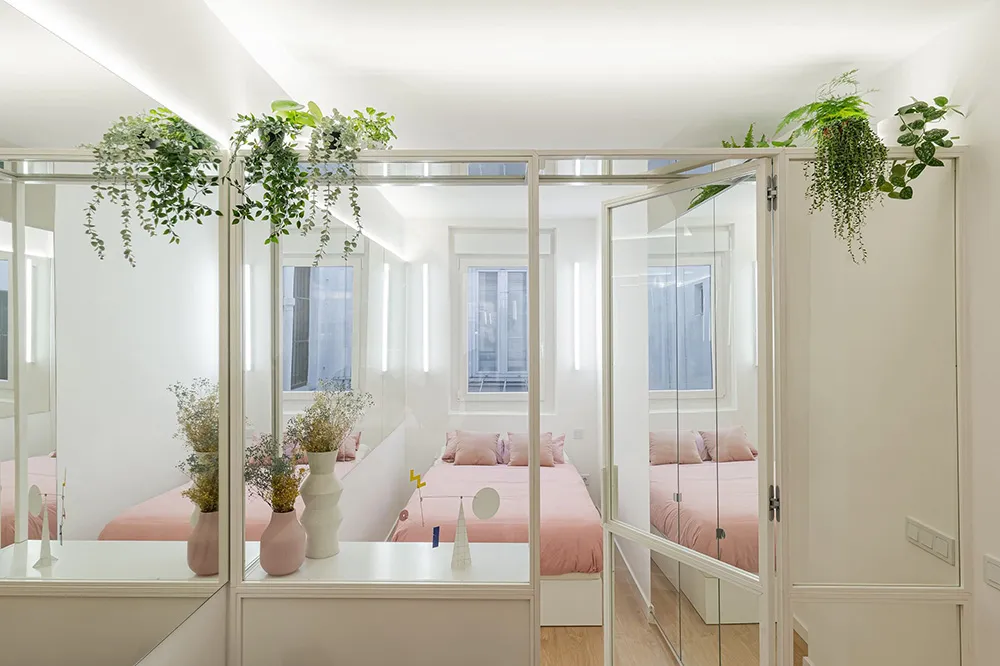 Pequeña y blanca vivienda con particiones de vidrio en Madrid (28 m²) - Gallery image 2