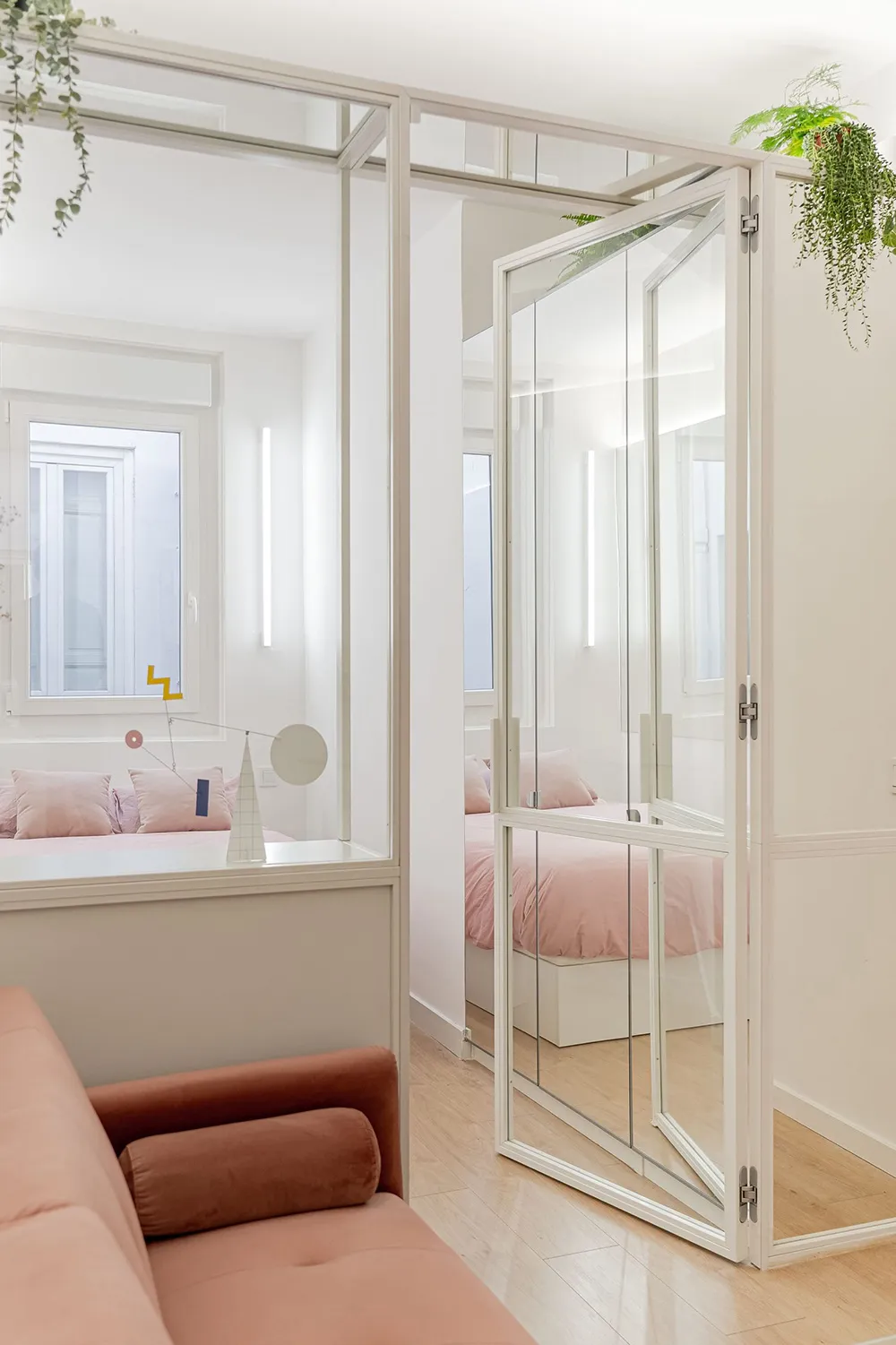 Pequeña y blanca vivienda con particiones de vidrio en Madrid (28 m²) - Gallery image 11