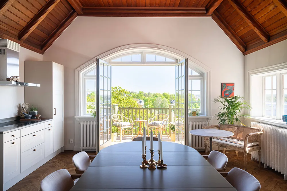 スウェーデンの湖畔にある、ナショナル・ロマンティック様式の美しいヴィラ - Gallery image 4