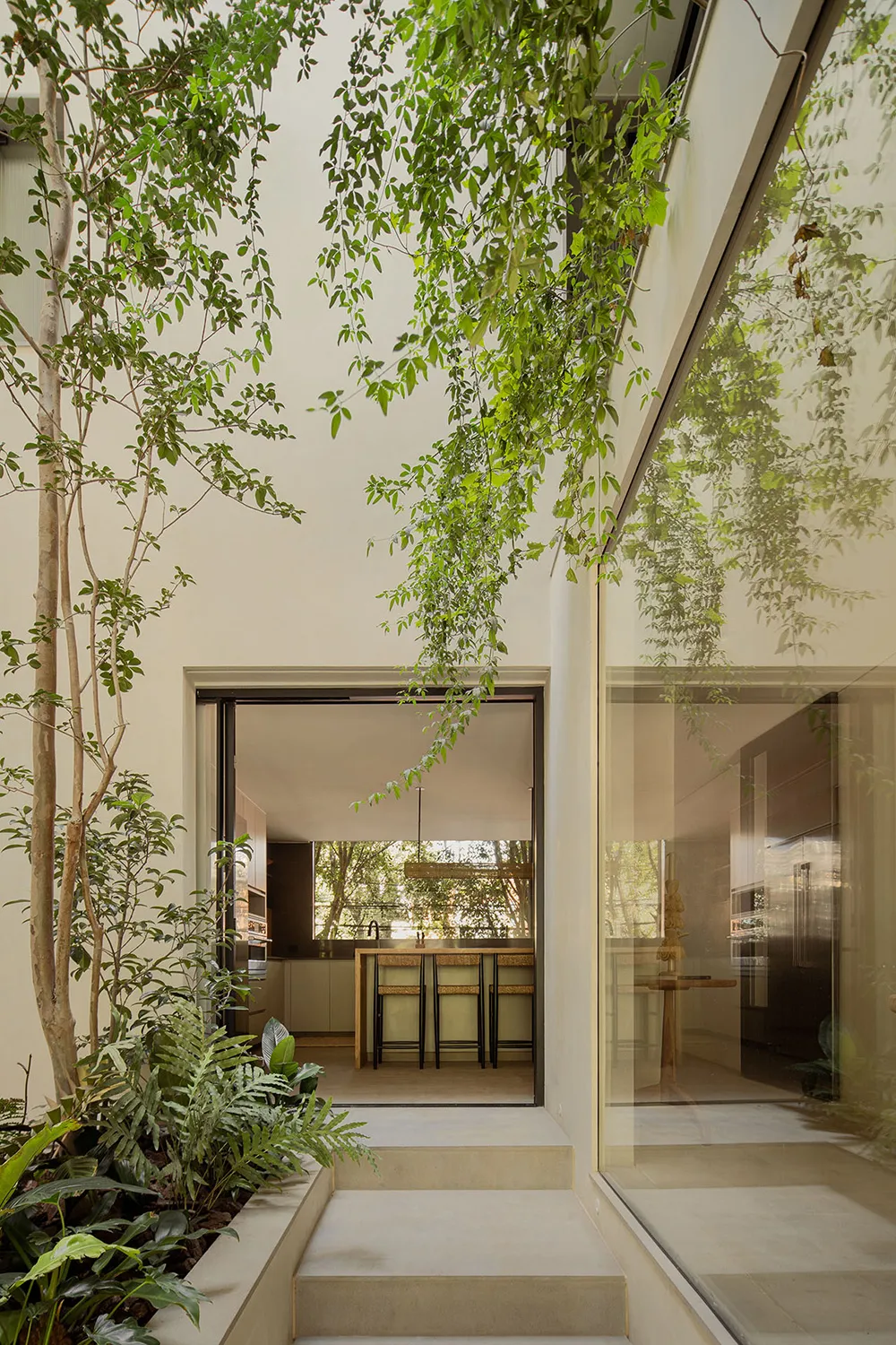 Spiel natürlichen Lichts in einem warmen, minimalen Interior in Mexiko - Gallery image 18