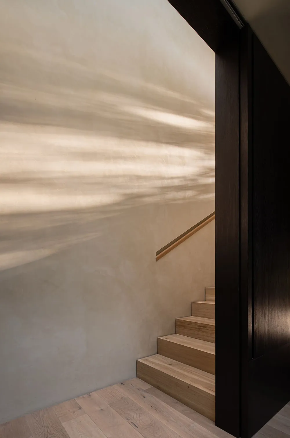 Spiel natürlichen Lichts in einem warmen, minimalen Interior in Mexiko - Gallery image 9