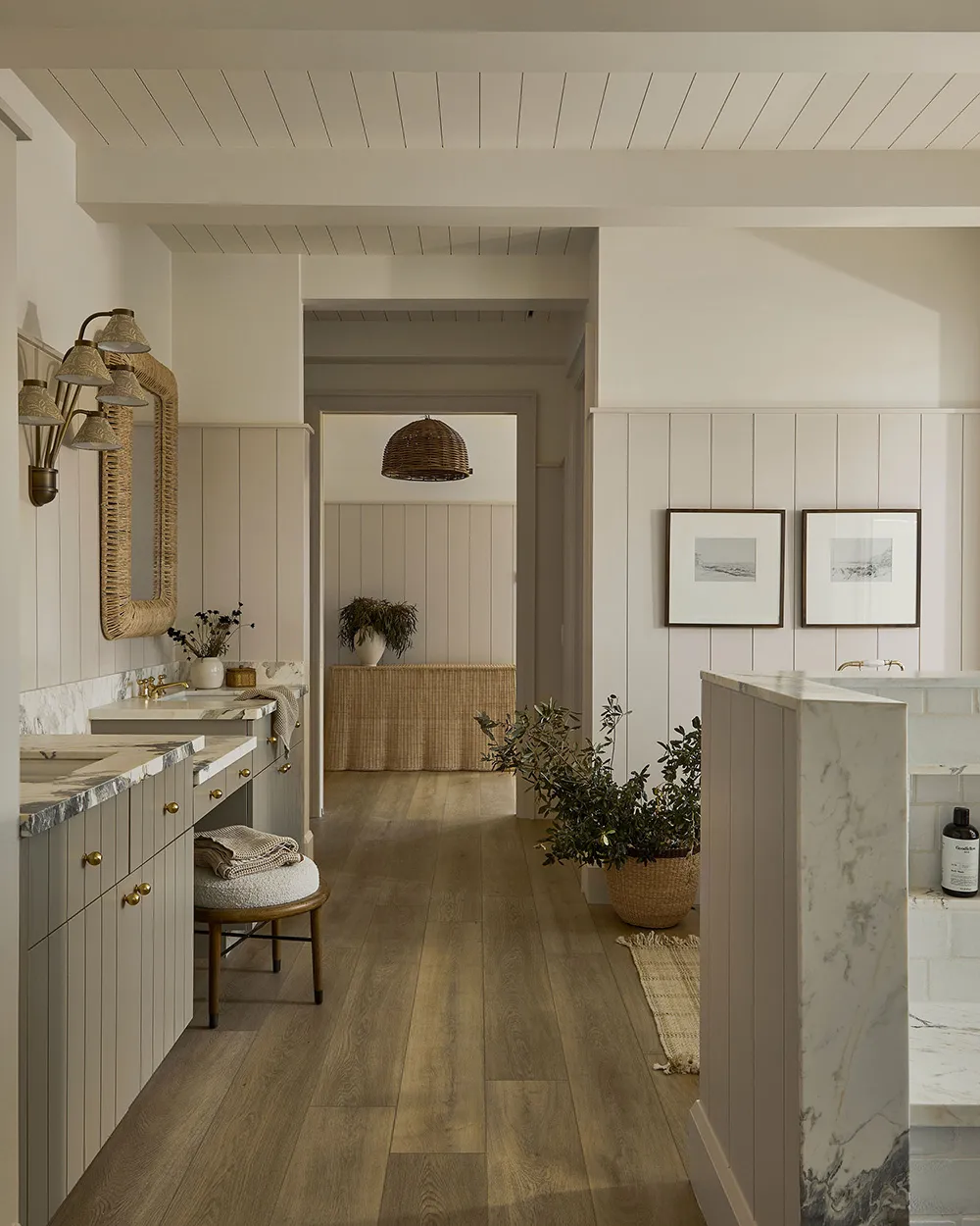 Piękny wysepkowy интерьер w Florydzie w kolorach piaskowo-beżowych - Gallery image 22