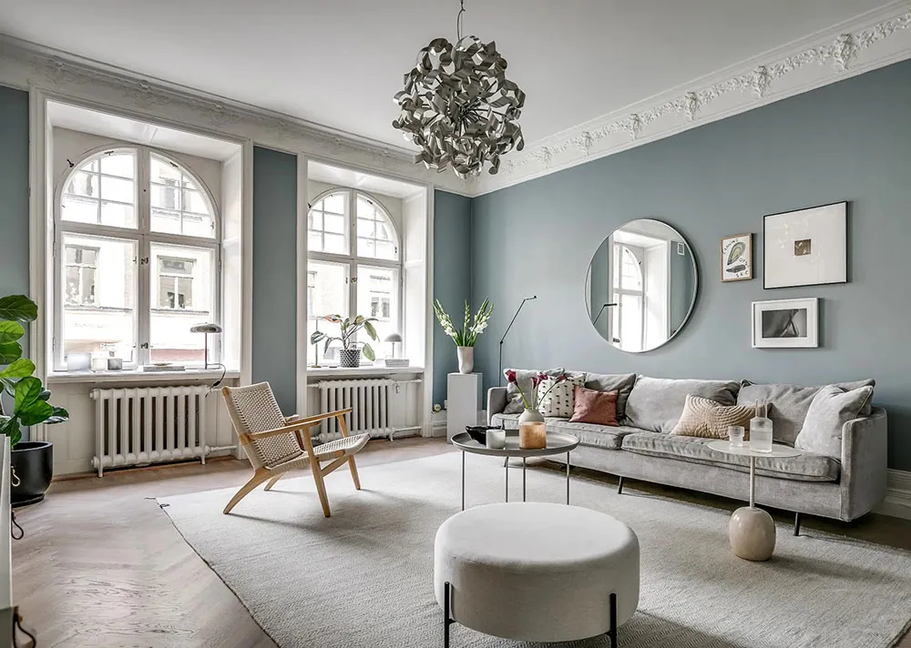 Ventanas arqueadas y sala de estar con paredes azules: apartamento en Estocolmo (90 m²) - Gallery image 4