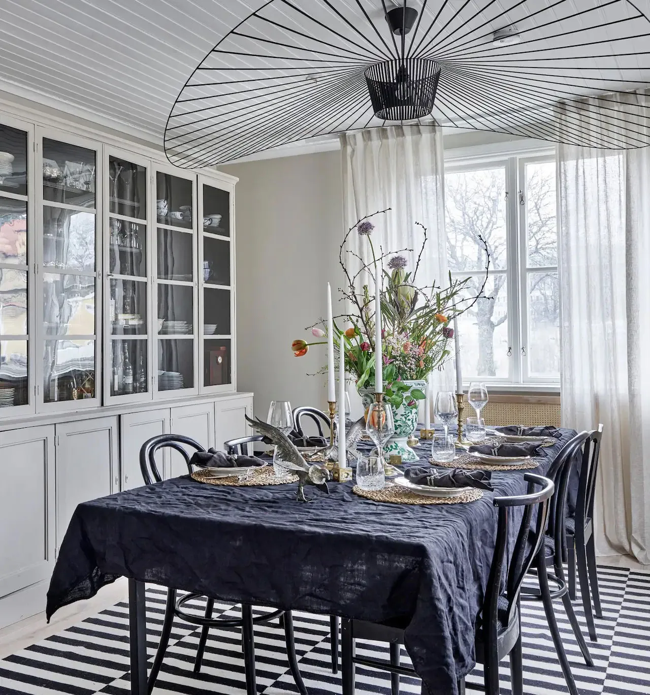 Fond d'écran floral et teintes vives : la maison de campagne suédoise aux accents de glamour - Gallery image 5