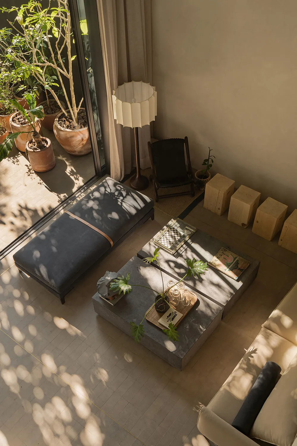 Spiel natürlichen Lichts in einem warmen, minimalen Interior in Mexiko - Gallery image 5