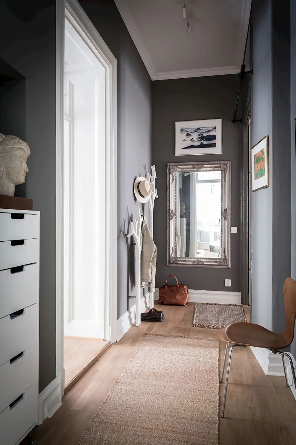 क्लासिक फ्रेमों में लगी पेंटिंगें एवं आधुनिक सजावट: गोथेनबर्ग में एक सुंदर अपार्टमेंट - Gallery image 22