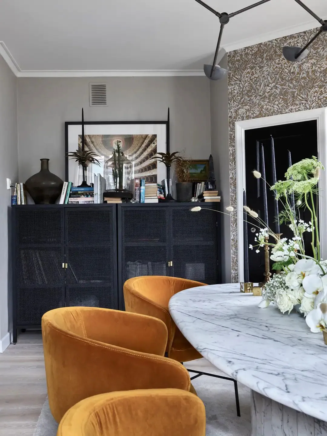 Fond d'écran floral et teintes vives : la maison de campagne suédoise aux accents de glamour - Gallery image 8