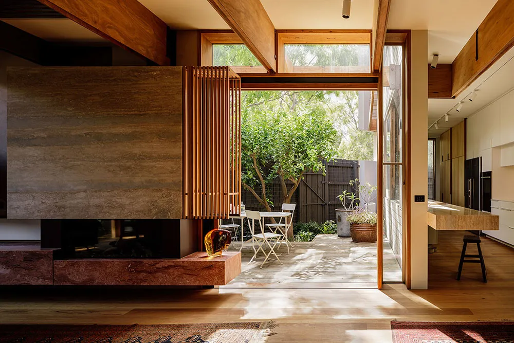 Madera y luz natural: acogedor hogar moderno en Melbourne - Gallery image 5
