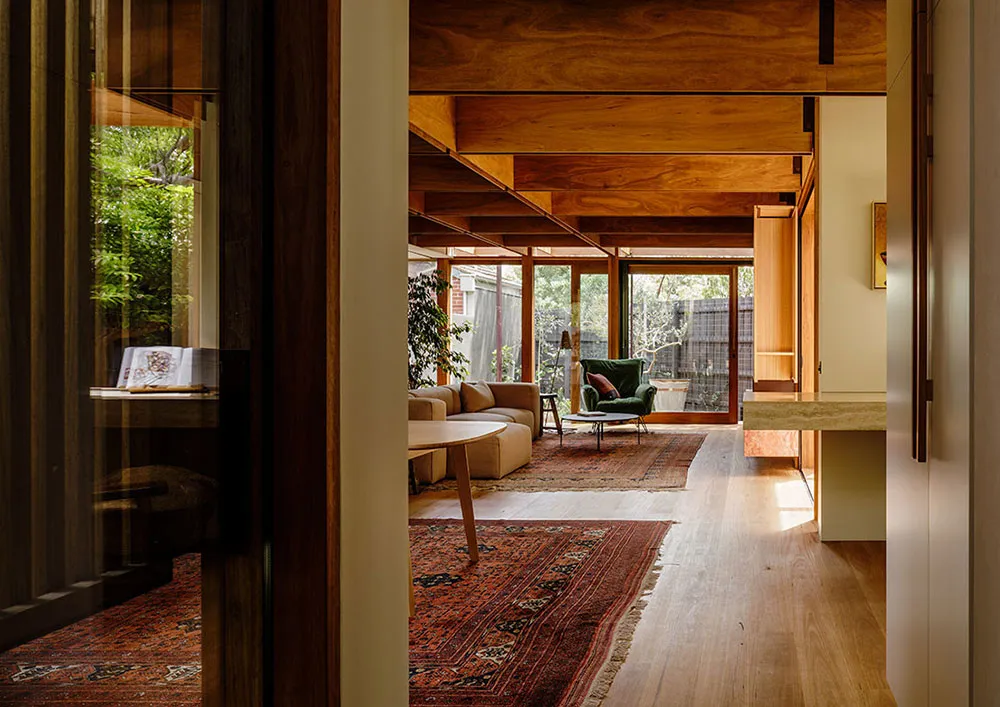 Madera y luz natural: acogedor hogar moderno en Melbourne - Gallery image 8