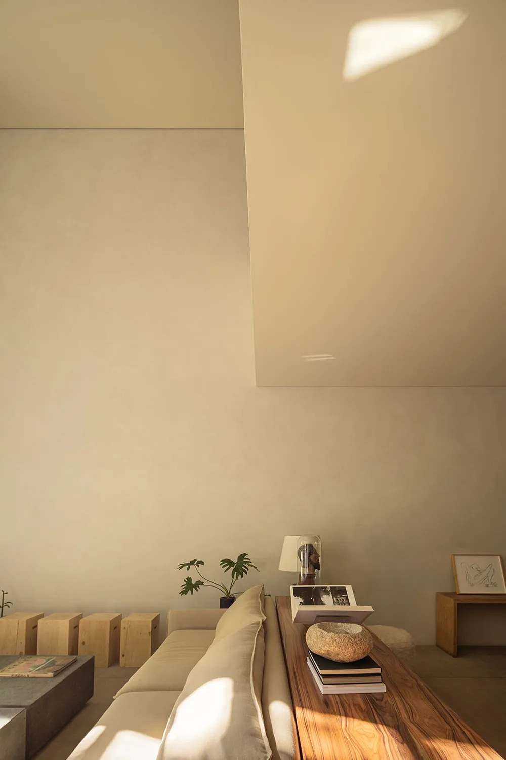 Spiel natürlichen Lichts in einem warmen, minimalen Interior in Mexiko - Gallery image 7