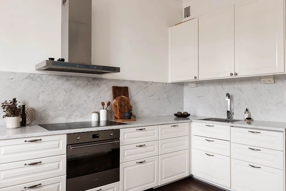 Елегантний білий інтер'єр із стильними темними акцентами (82 кв. м) - Gallery image 11