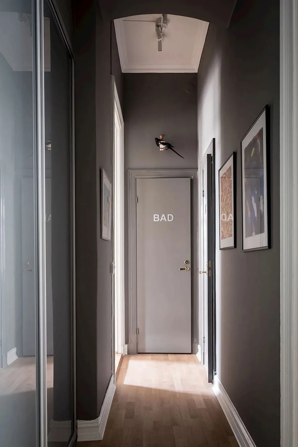 क्लासिक फ्रेमों में लगी पेंटिंगें एवं आधुनिक सजावट: गोथेनबर्ग में एक सुंदर अपार्टमेंट - Gallery image 21