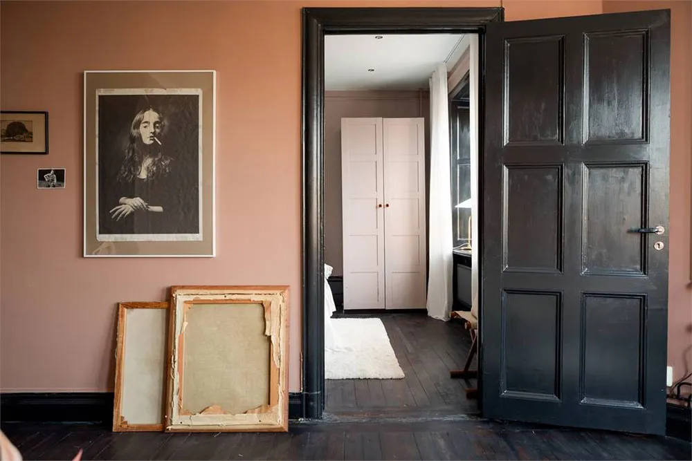 Терракотові стіни та темні акценти: нестандартна квартира в Стокгольмі (60 кв. м) - Gallery image 9