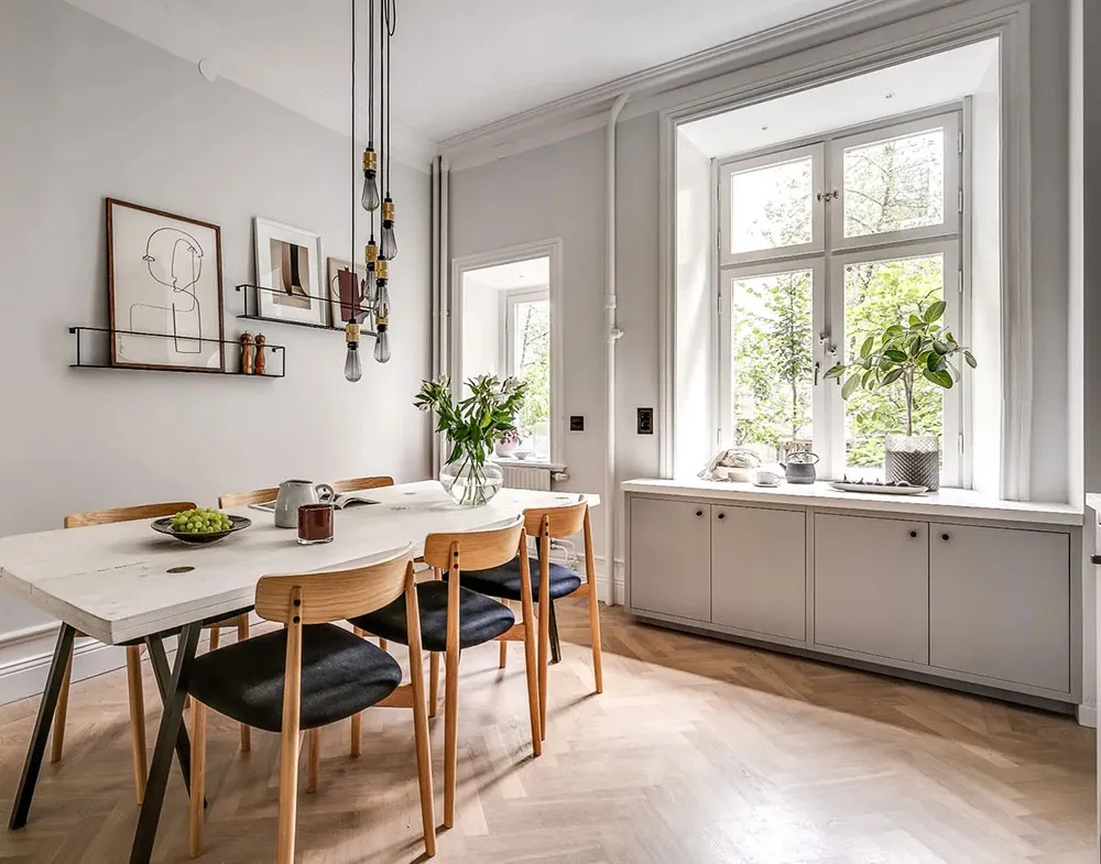 Ventanas arqueadas y sala de estar con paredes azules: apartamento en Estocolmo (90 m²) - Gallery image 15