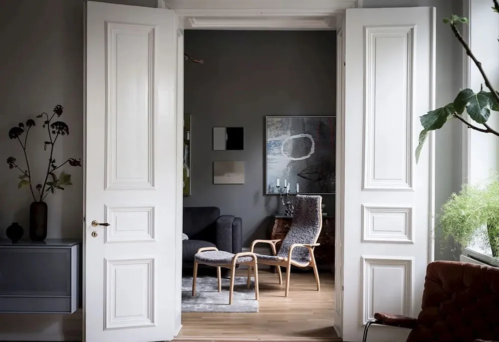 क्लासिक फ्रेमों में लगी पेंटिंगें एवं आधुनिक सजावट: गोथेनबर्ग में एक सुंदर अपार्टमेंट - Gallery image 4