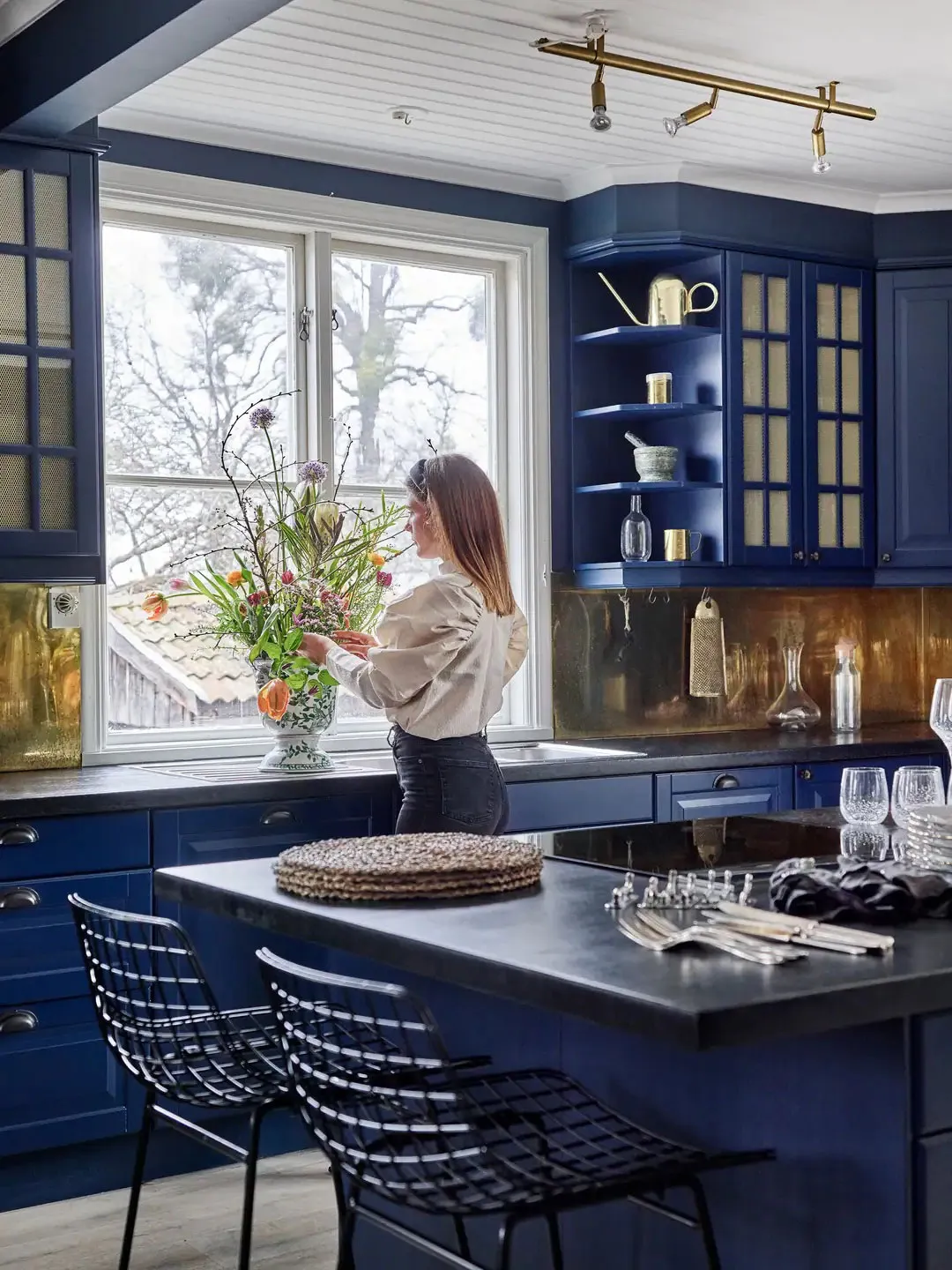 Fond d'écran floral et teintes vives : la maison de campagne suédoise aux accents de glamour - Gallery image 4