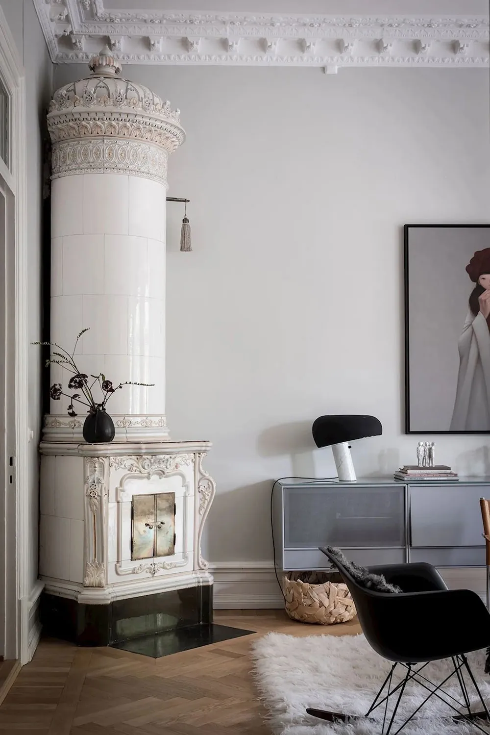 क्लासिक फ्रेमों में लगी पेंटिंगें एवं आधुनिक सजावट: गोथेनबर्ग में एक सुंदर अपार्टमेंट - Gallery image 3