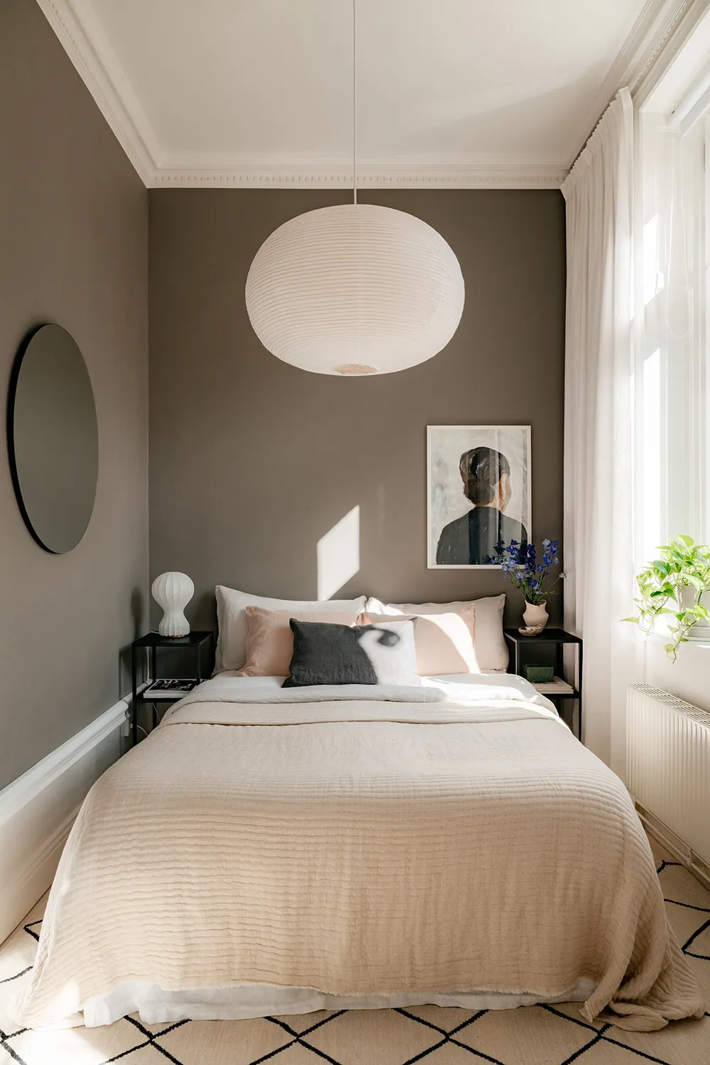 Schöne tiefe Wandfarben im Design einer kleinen Doppelwohnung in Schweden (44 qm) - 10