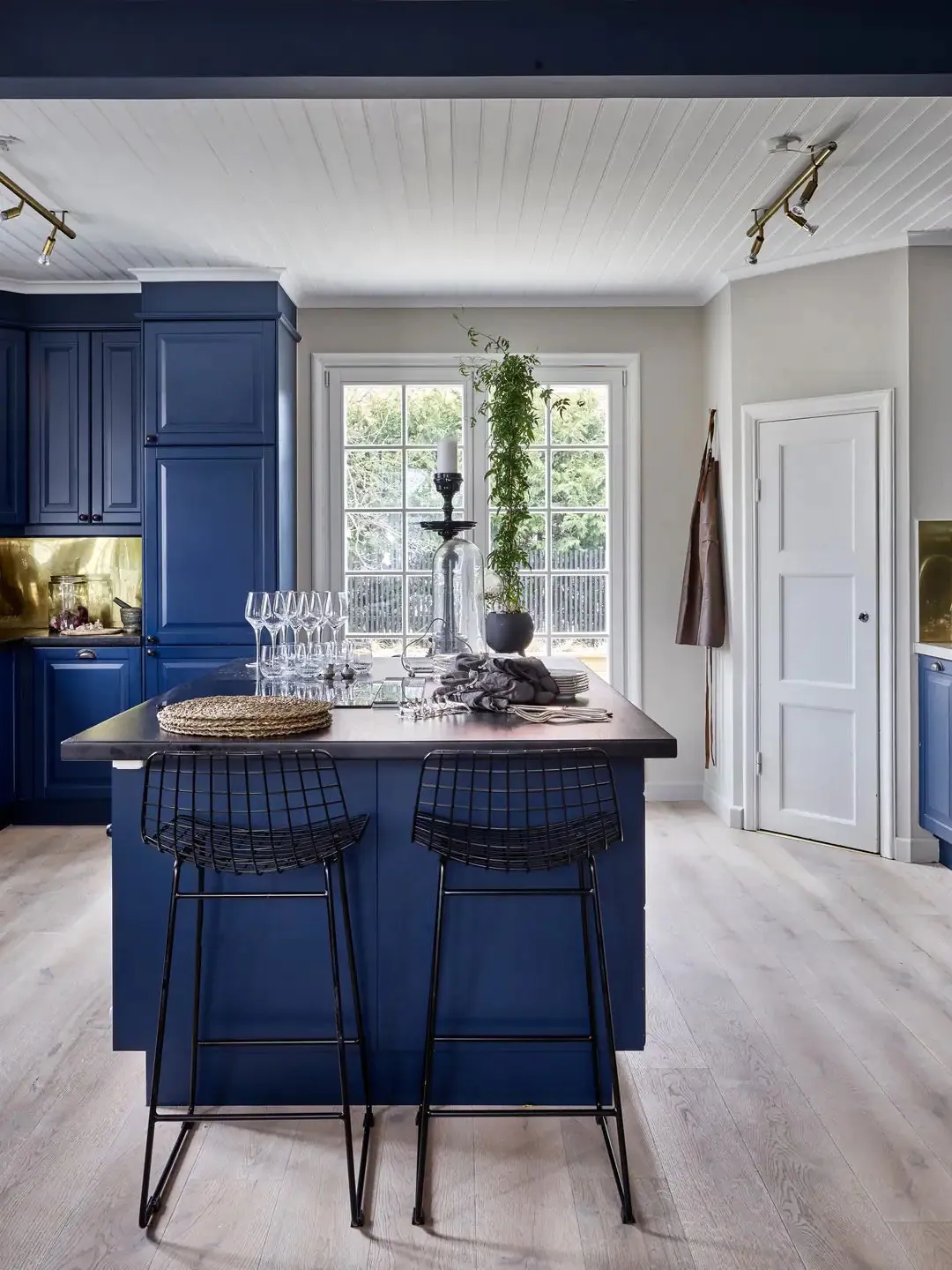 Fond d'écran floral et teintes vives : la maison de campagne suédoise aux accents de glamour - Gallery image 3