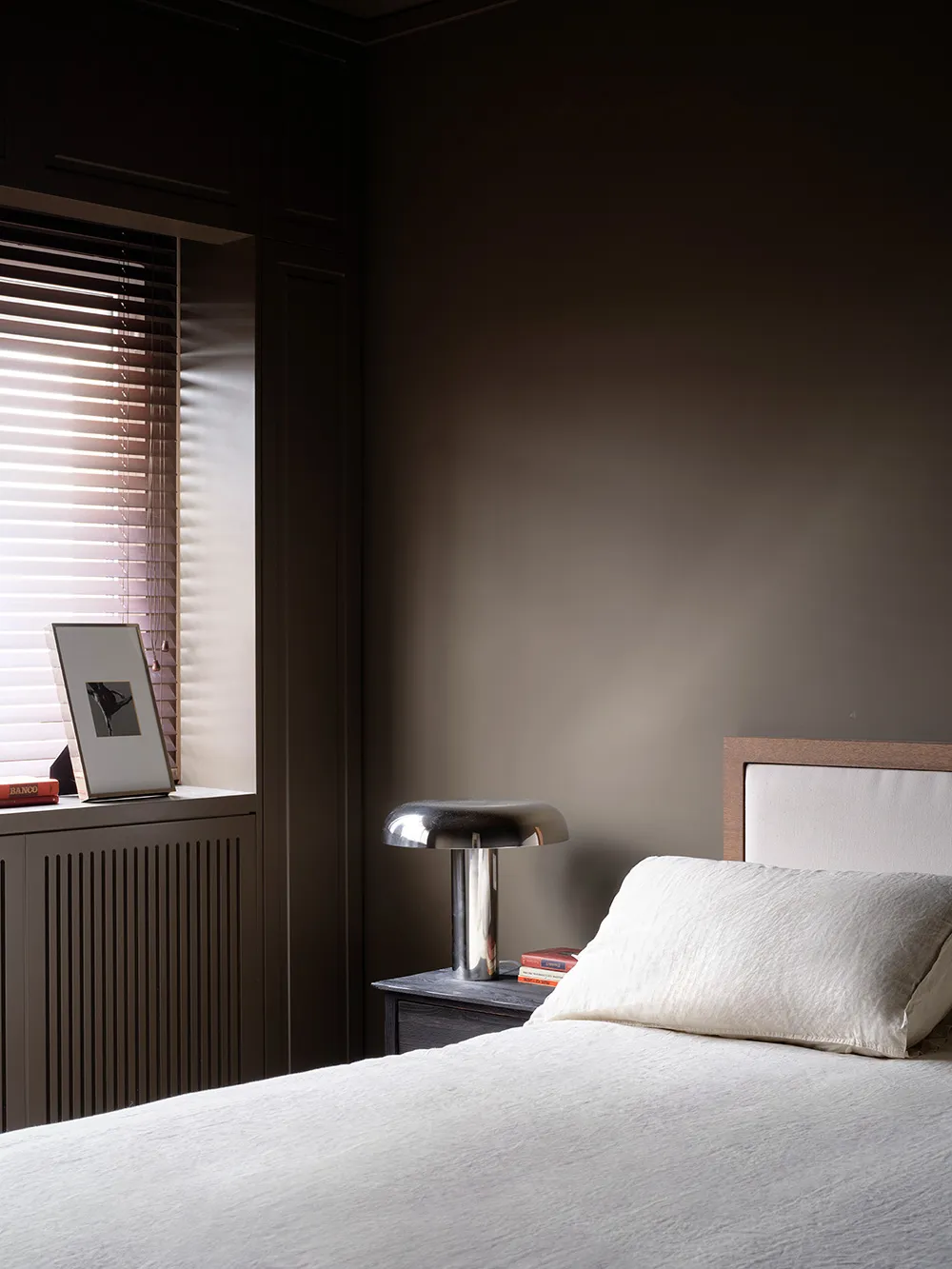 Schönes Kombinations von Beige und Braun in der Gestaltung einer modernen Wohnung in Madrid - Gallery image 8