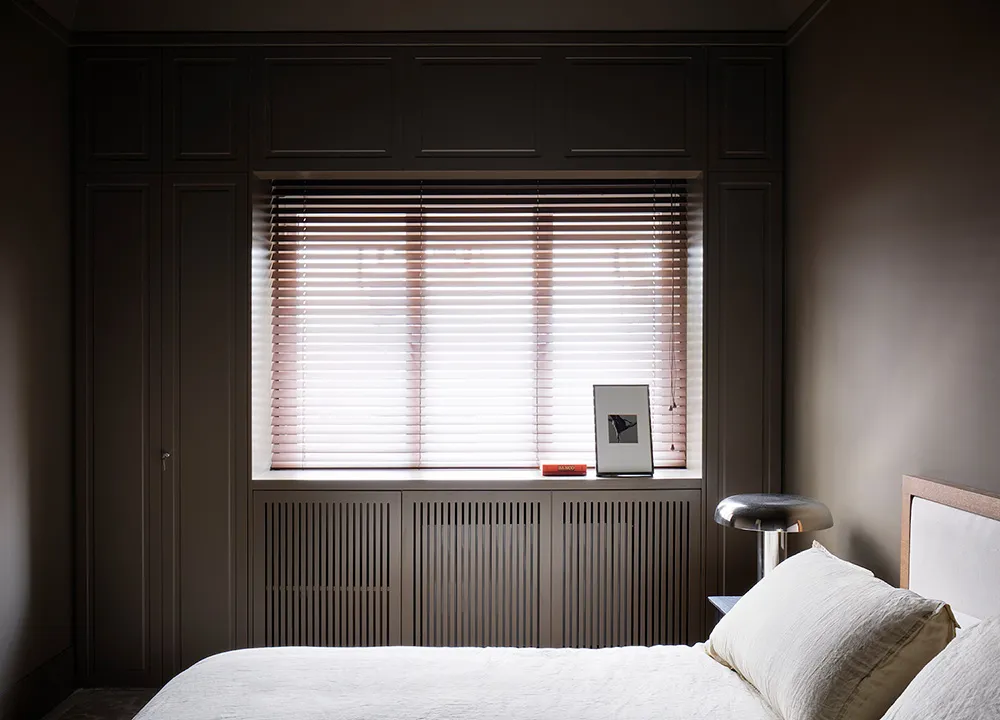 Schönes Kombinations von Beige und Braun in der Gestaltung einer modernen Wohnung in Madrid - Gallery image 9