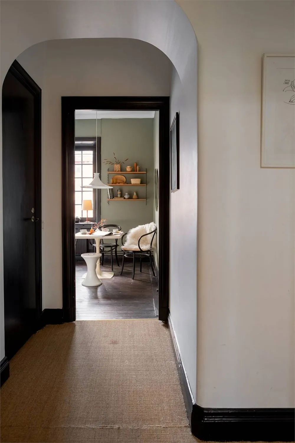 Терракотові стіни та темні акценти: нестандартна квартира в Стокгольмі (60 кв. м) - Gallery image 17