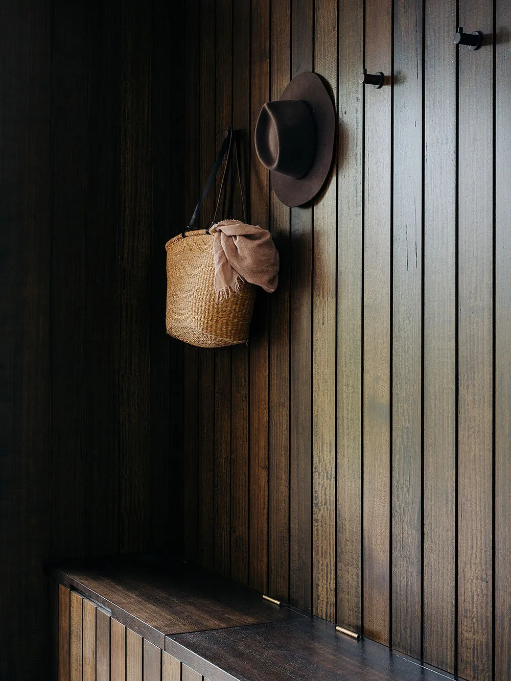 Stylischer kleiner Haus im Wald, der sich mit der Natur verschmolzen hat - Gallery image 11