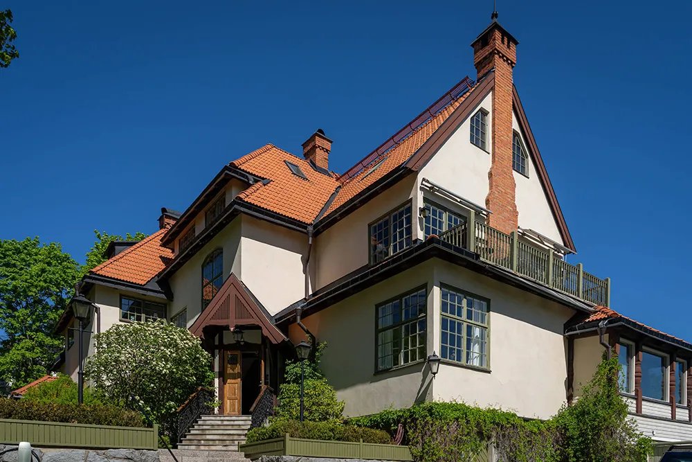 スウェーデンの湖畔にある、ナショナル・ロマンティック様式の美しいヴィラ - Gallery image 29