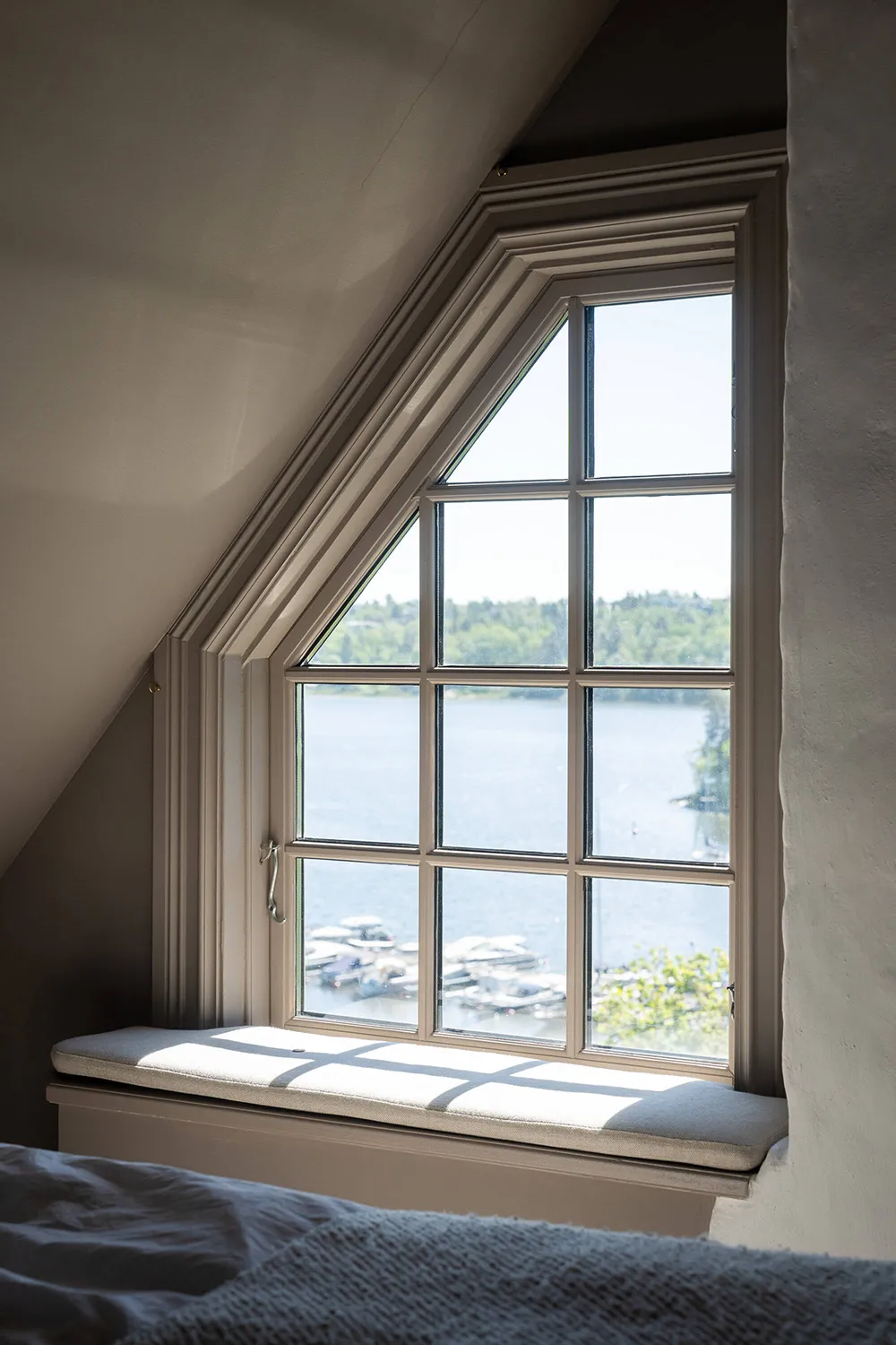 スウェーデンの湖畔にある、ナショナル・ロマンティック様式の美しいヴィラ - Gallery image 17