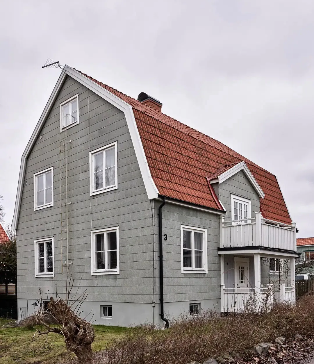 Fond d'écran floral et teintes vives : la maison de campagne suédoise aux accents de glamour - Gallery image 2