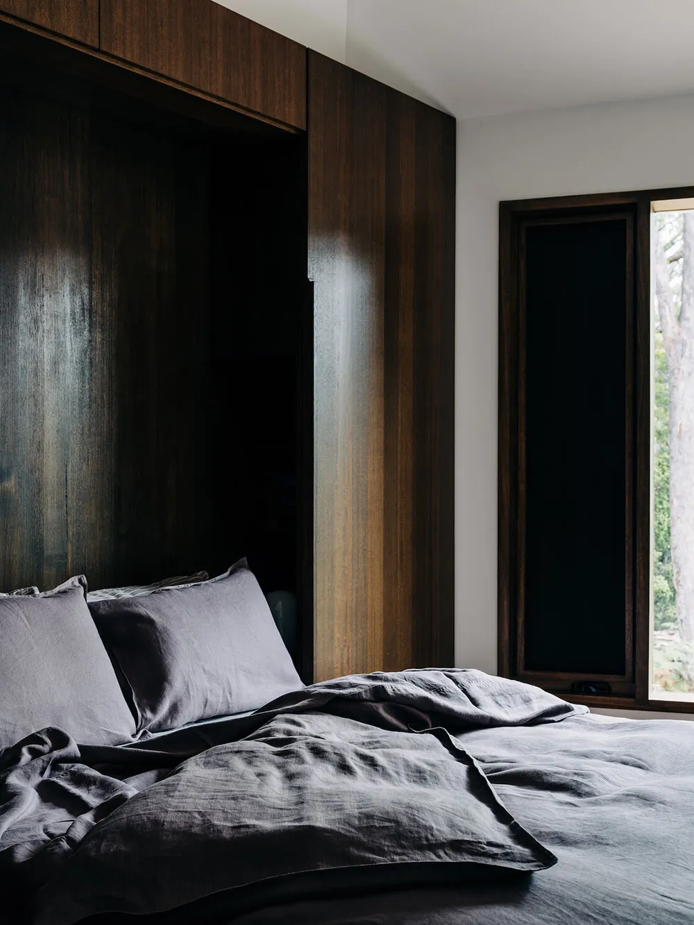 Stylischer kleiner Haus im Wald, der sich mit der Natur verschmolzen hat - Gallery image 6