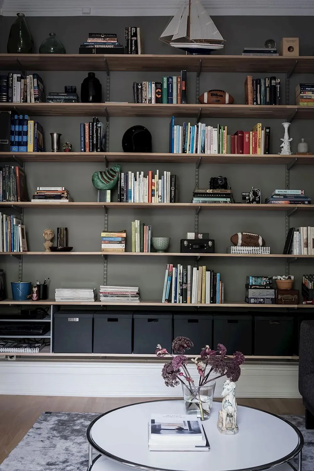 क्लासिक फ्रेमों में लगी पेंटिंगें एवं आधुनिक सजावट: गोथेनबर्ग में एक सुंदर अपार्टमेंट - Gallery image 16