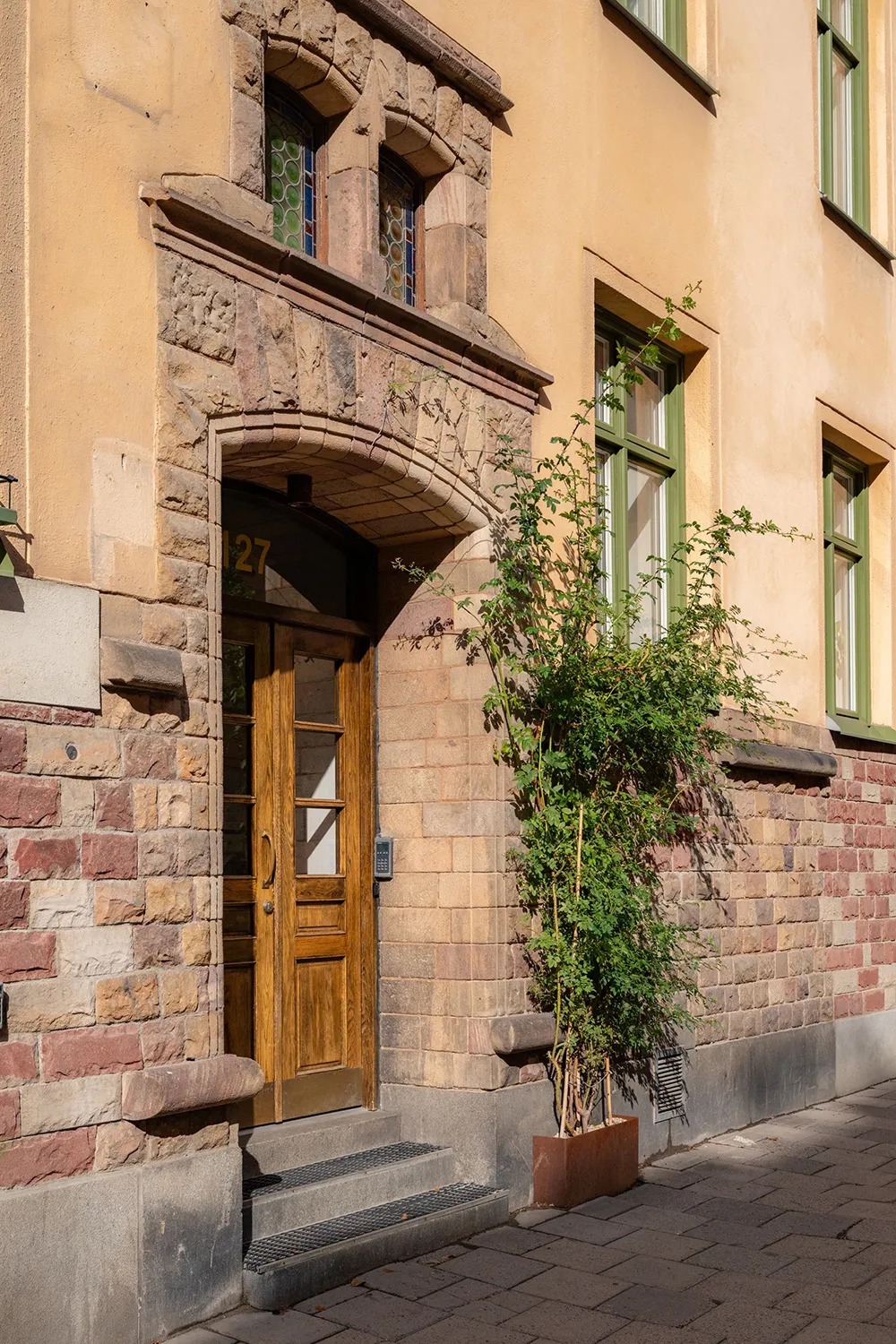 Schöne tiefe Wandfarben im Design einer kleinen Doppelwohnung in Schweden (44 qm) - 21