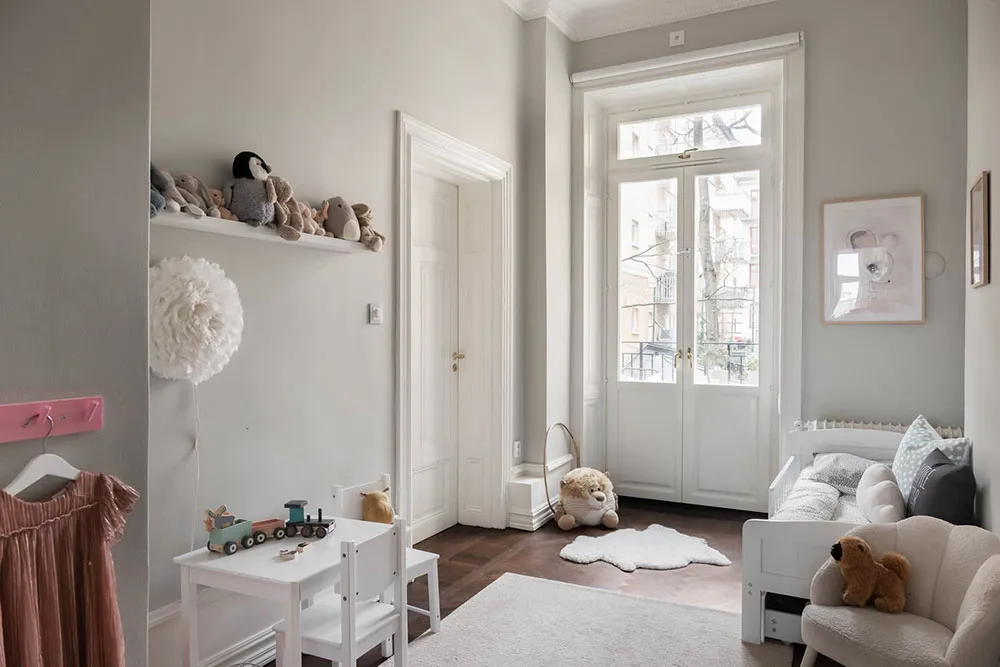 Елегантний білий інтер'єр із стильними темними акцентами (82 кв. м) - Gallery image 18