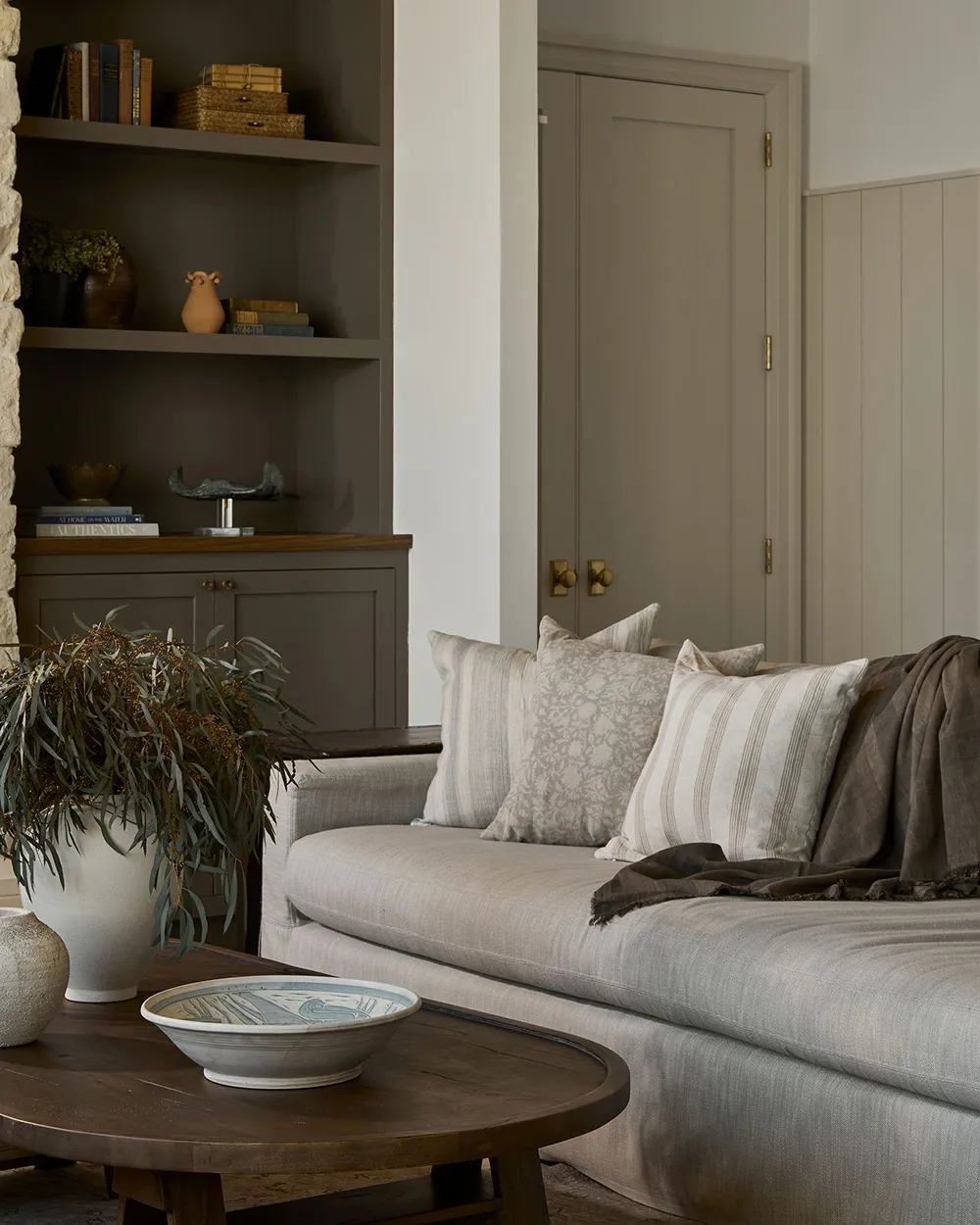 Piękny wysepkowy интерьер w Florydzie w kolorach piaskowo-beżowych - Gallery image 13