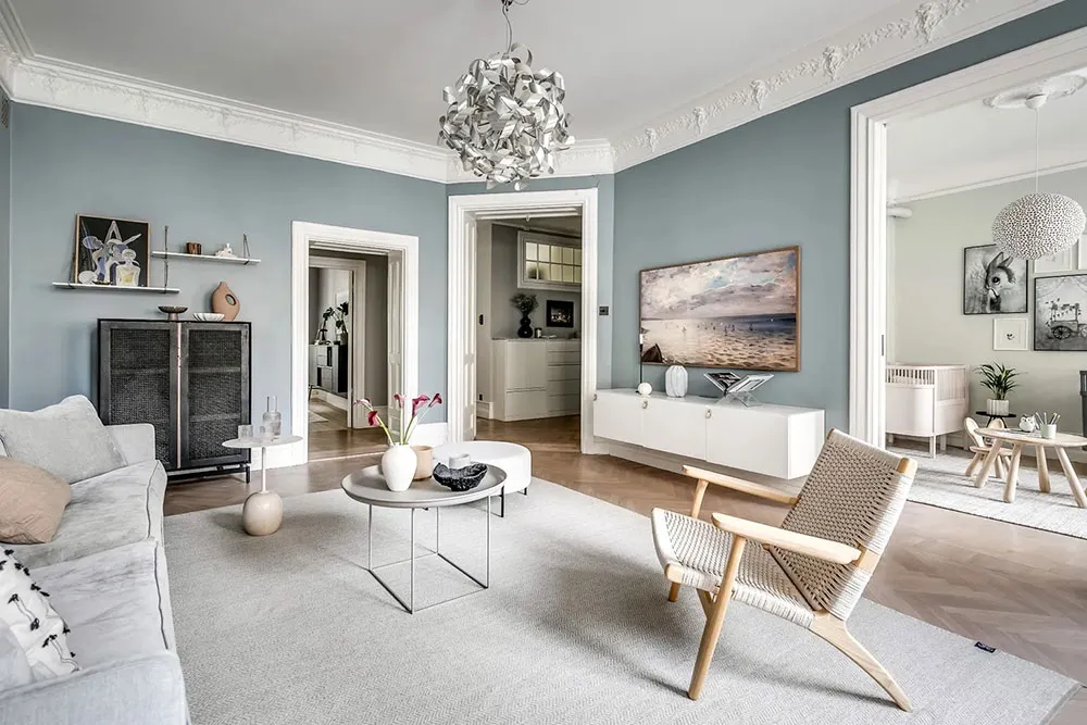 Ventanas arqueadas y sala de estar con paredes azules: apartamento en Estocolmo (90 m²) - Gallery image 3