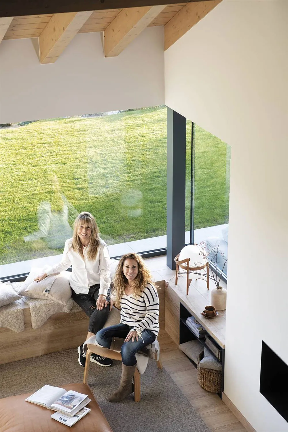 Maison dans les Pyrénées : intérieur dominé par le bois, qui a l'air moderne - Gallery image 10