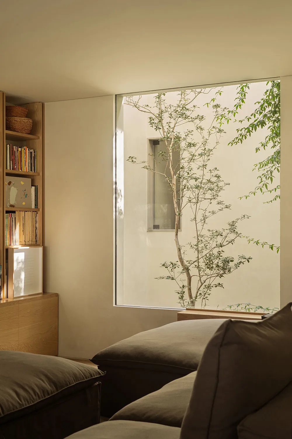 Spiel natürlichen Lichts in einem warmen, minimalen Interior in Mexiko - Gallery image 13