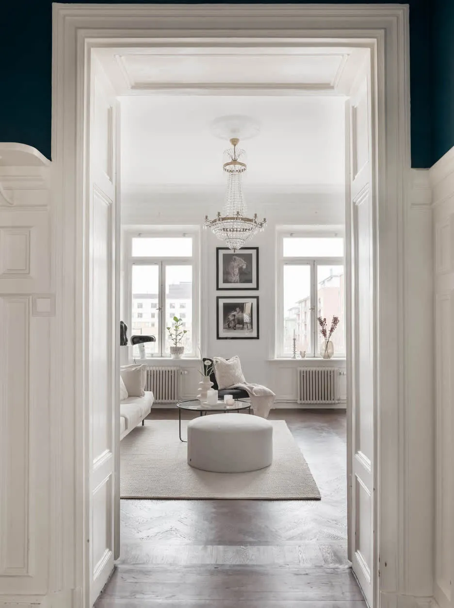 Елегантний білий інтер'єр із стильними темними акцентами (82 кв. м) - Gallery image 1